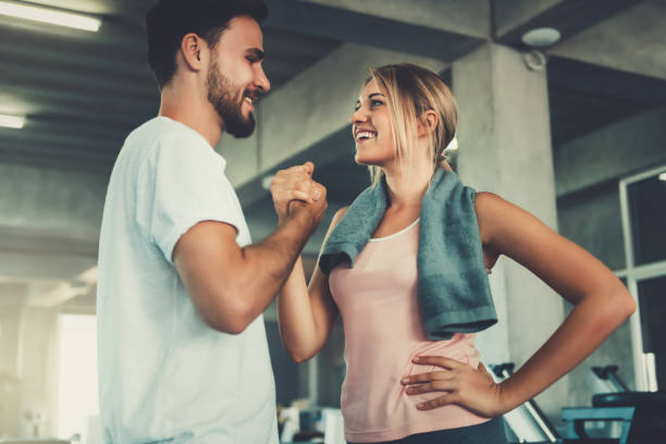 handshaking de casal jovem atraente depois de treino no ginásio fitness, retrato de amor de casal homem e mulher estão trabalhando fora treinando juntos., casal fitness e conceito saudável. - friendship women two people exercising - fotografias e filmes do acervo