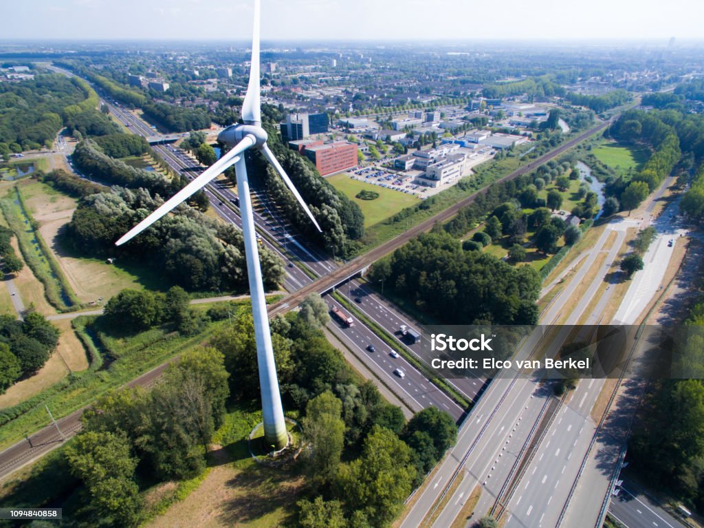 Windmolen naast snelweg - Royalty-free Stad Stockfoto