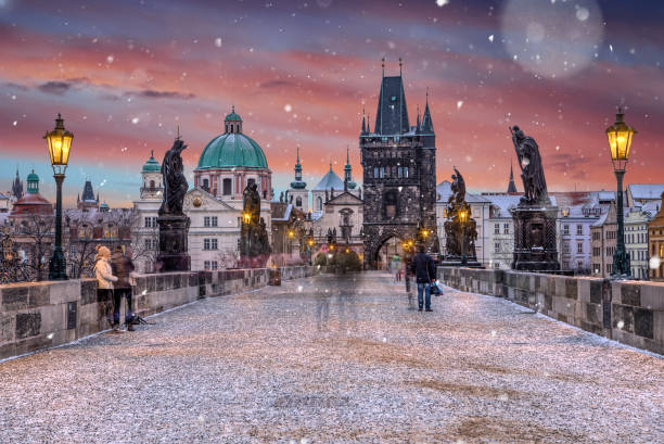 famous historic charles bridge in winter morning, old town bridge tower, prague, czech republic. - ponte charles imagens e fotografias de stock