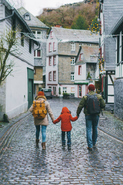 familia caminando en el casco antiguo en monschau - monschau fotografías e imágenes de stock