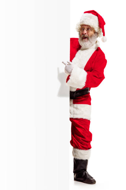 feliz santa claus en fondo de banner de publicidad en blanco con espacio de copia. papá noel sonriente en blanco muestra en blanco - santa claus christmas pointing frame fotografías e imágenes de stock