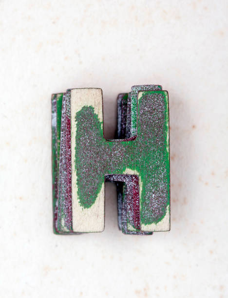 山の古い塗装木製文字 h - letter h typescript letterpress alphabet ストックフォトと画像