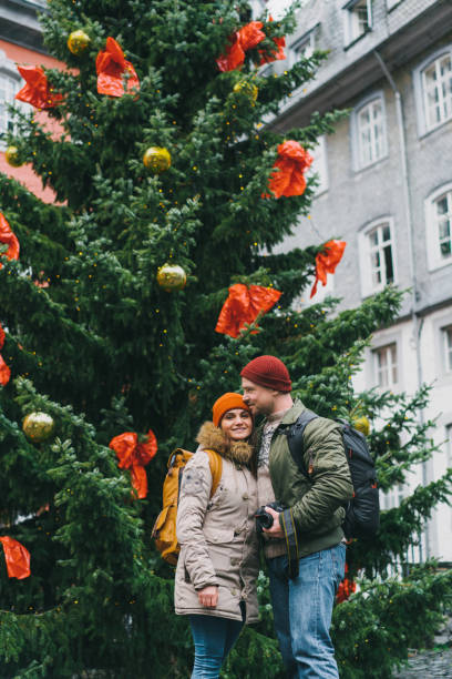 pareja junto a árbol de navidad - monschau fotografías e imágenes de stock