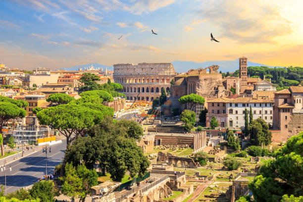 colosseo e foro romano, splendida vista sul tramonto - high angle view famous place roman roman forum foto e immagini stock