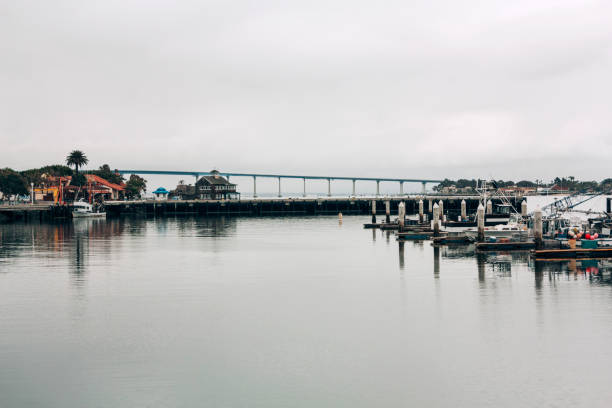サンディエゴ湾とコロナド橋、観光旅行先 - sailboat pier bridge storm ストックフォトと画像