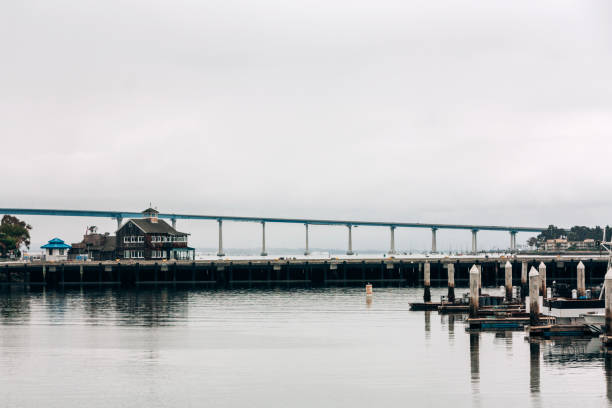 サンディエゴ湾とコロナド橋、観光旅行先 - sailboat pier bridge storm ストックフォトと画像