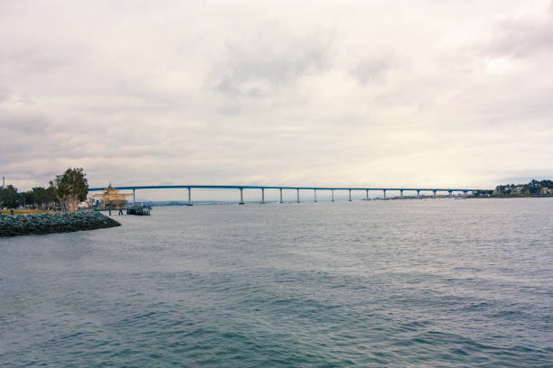 サンディエゴ湾とコロナド橋、観光�旅行先 - sailboat pier bridge storm ストックフォトと画像