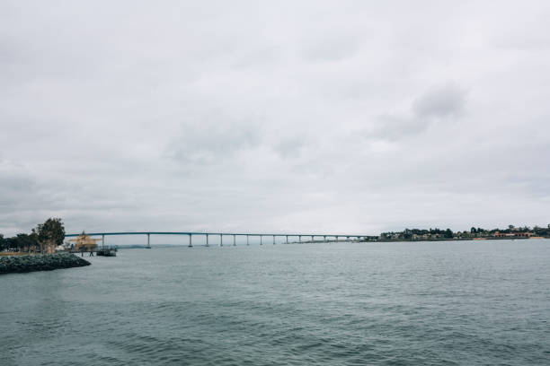 гавань сан-диего и мост коронадо, туристическое направление - sailboat pier bridge storm стоковые фото и изображения