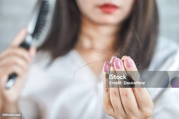 Foto de Mão De Mulher Segurando A Queda De Cabelo Da Escova De Cabelo e mais fotos de stock de Perda de Cabelo