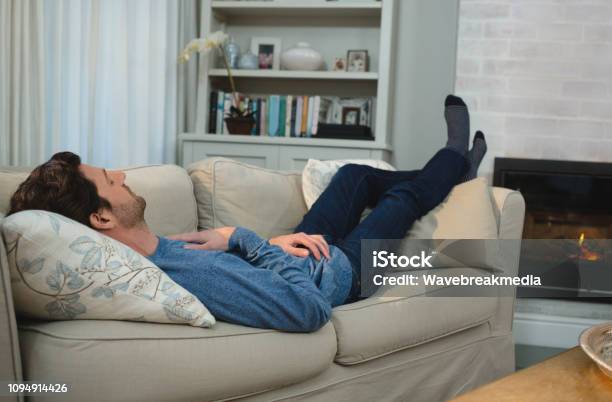 Mann Auf Sofa Im Wohnzimmer Schlafen Stockfoto und mehr Bilder von 35-39 Jahre - 35-39 Jahre, Augen geschlossen, Behaglich