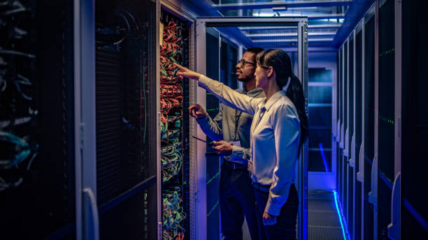 it engineers checking servers in server room - network server imagens e fotografias de stock