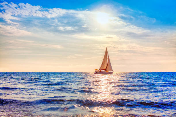 yacht in the sunlight - sailboat sunset sailing nautical vessel imagens e fotografias de stock