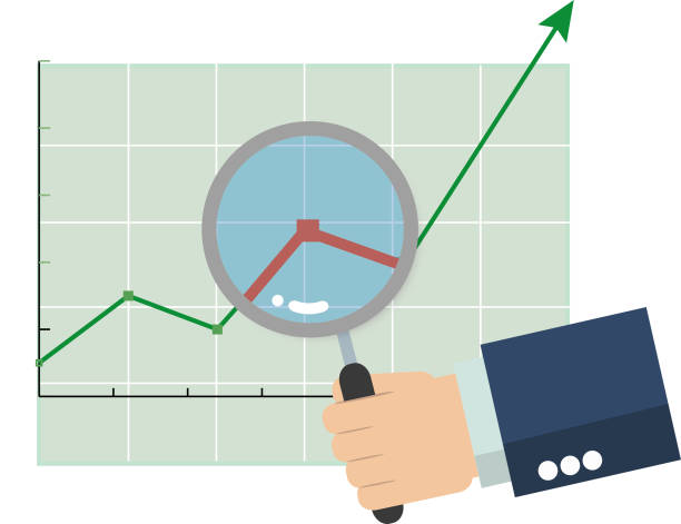 ilustraciones, imágenes clip art, dibujos animados e iconos de stock de mano de negocios hombre sosteniendo una lupa y se centran en gráfico - high up finance graph determination