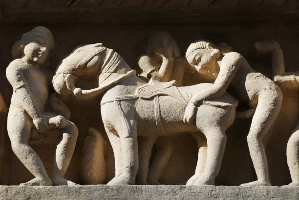 sculture erotiche al tempio di vishvanatha nei templi occidentali di khajuraho nel madhya pradesh, in india. - art shiva sexual activity sexual issues foto e immagini stock