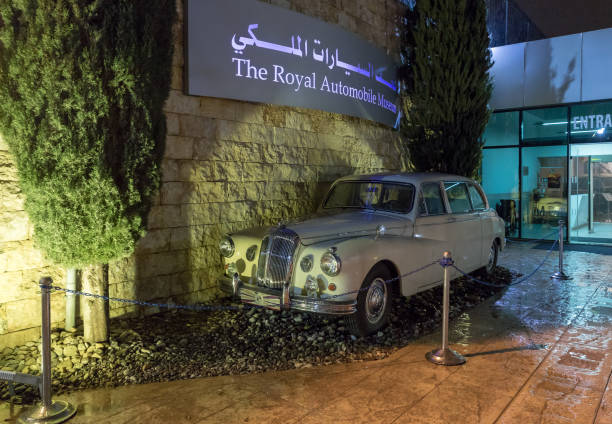 vieux jaguar blanc se dresse à l’entrée du musée de l’automobile roi abdullah ii à amman, la capitale jordanienne. - jaguar car vintage car collectors car personal land vehicle photos et images de collection