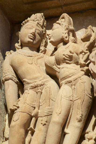 sculture erotiche al tempio di vishvanatha nei templi occidentali di khajuraho nel madhya pradesh, in india. - art shiva sexual activity sexual issues foto e immagini stock