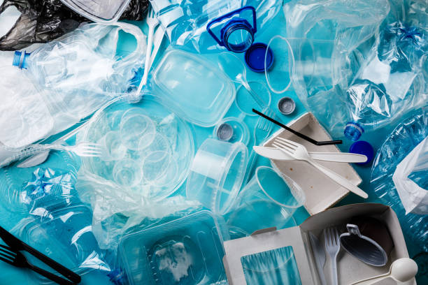 recycler la notion distincte d’ordures en plastique déchets contenants et bouteilles de collection - plastique photos et images de collection
