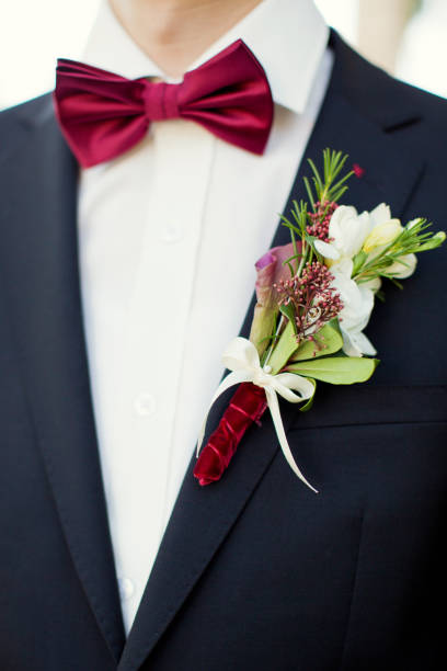 novio con pajarita roja y flor en el ojal - handkerchief necktie fashion tuxedo fotografías e imágenes de stock