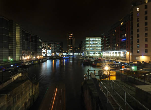 cityscape view of clarence dock in leeds at night showing the lock gates and water surrounded by buildings - leeds england museum famous place yorkshire imagens e fotografias de stock