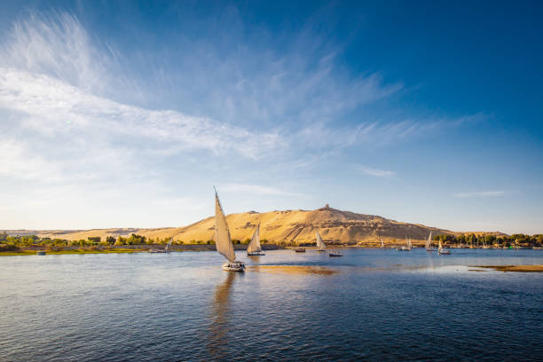 río nilo con los tradicionales barcos al atardecer. vivir en el río nilo - felucca boat fotografías e imágenes de stock