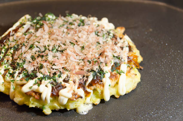 okonomiyaki - cibo giapponese - okonomiyaki foto e immagini stock