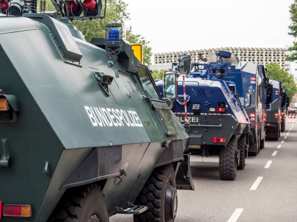 véhicules blindés et canons à eau de la police fédérale - water cannon photos et images de collection