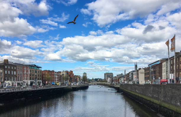 liffey rzeka i most millenium z grattan bridge w dublinie, irlandia - millennium footbridge zdjęcia i obrazy z banku zdjęć