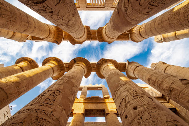 エジプトのカルナック神殿の列 - mythical pharaoh ストックフォトと画像