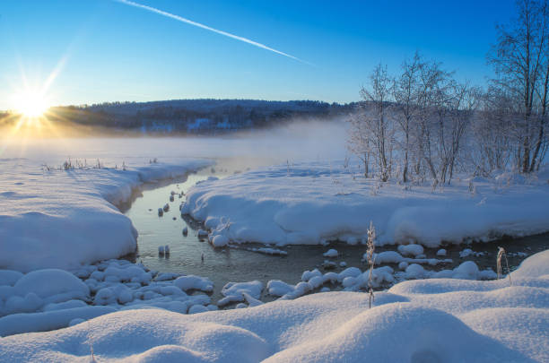 замерзшее озеро и ручей в ясную погоду на закате. - архангельск стоковые фото и изображения