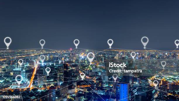 都市バンコク ダウンタウンにはタイでのネットワーク接続ラインのフラットの地図のピン金融街とビジネスはアジアにおけるスマート都市センターします夜の高層ビルや高層の建 - 地図のストックフォトや画像を多数ご用意
