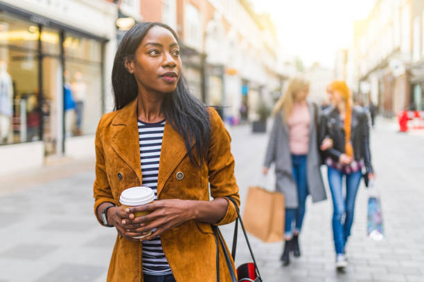 mujer negra en la ciudad, compras tema - sidewalk cafe fotografías e imágenes de stock