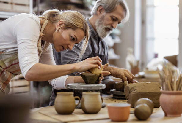 dwie osoby tworzące ceramikę - sculptor ceramics art potter zdjęcia i obrazy z banku zdjęć