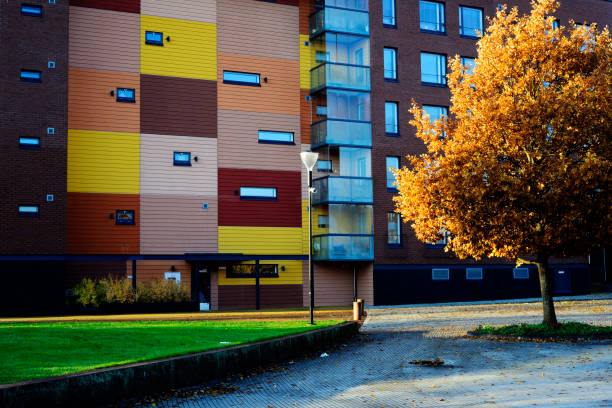 Edificio moderno en una ciudad soleada de otoño Kerava, Finlandia - foto de stock