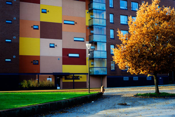 Edificio moderno in una soleggiata città autunnale Kerava, Finlandia - foto stock