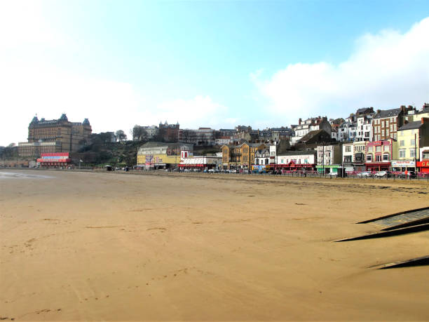 paseo marítimo, scarborough, north yorkshire, reino unido - out of season fotografías e imágenes de stock