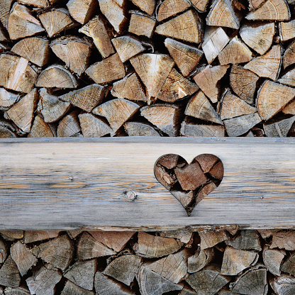 the texture of wood, a symbol of Valentine's Day
