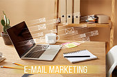 laptop-mit-e-mail-icons-und-e-mail-marketing-schriftzug-auf-holztisch-zu-hause.jpg?b=1&s=170x170&k=20&c=CiWgwTCV3DJkNaJ1dlRYa25FBu9FjJHON9nwimVxLng=