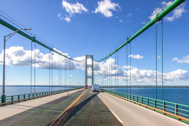 맥키노 다리 미시간에서 운전 - straits of mackinac 뉴스 사진 이미지