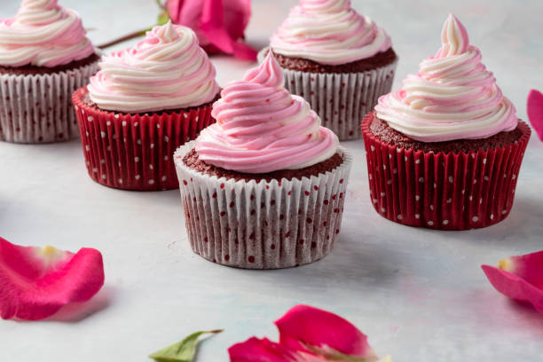 istock Pink Swirl Valentine's Day Cupcakes 1094977208