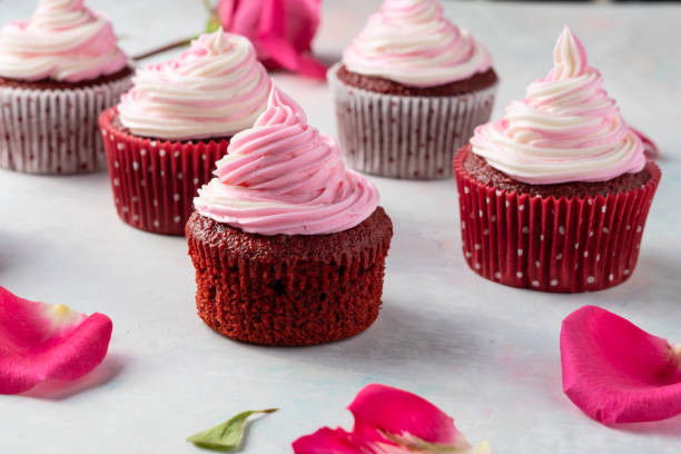 istock Pink Swirl Valentine's Day Cupcakes 1094977560