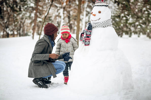 fabrication de bonhomme de neige avec famille et amis - mixed forest photos photos et images de collection