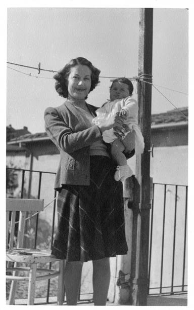 junge mutter und ihre tochter im jahr 1949 - mutter fotos stock-fotos und bilder