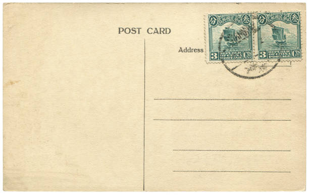 vintage tarjeta postal enviada desde shanghai, china en la década de 1920, un muy buen fondo para cualquier uso de las comunicaciones postales históricas. - 1920s style postcard old paper fotografías e imágenes de stock