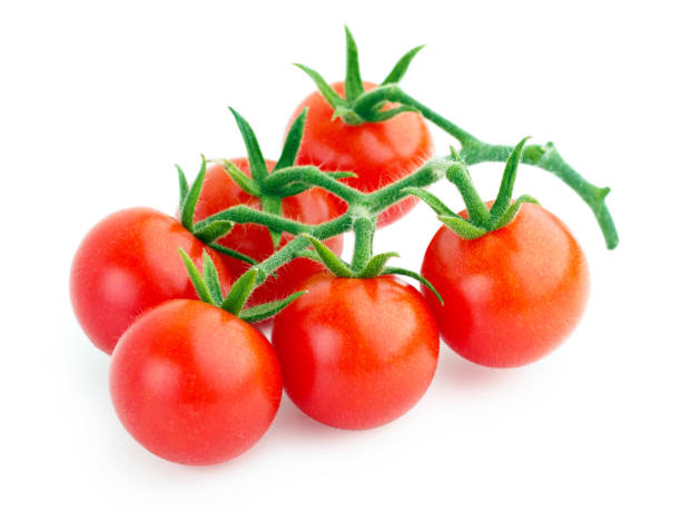 manojo de tomates aislados en fondo blanco - tomate cereza fotografías e imágenes de stock