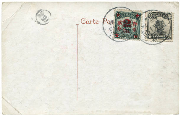 vintage tarjeta postal enviada desde pekín, china en la década de 1920, un muy buen fondo para cualquier uso de las comunicaciones postales históricas. - 1920s style postcard old paper fotografías e imágenes de stock