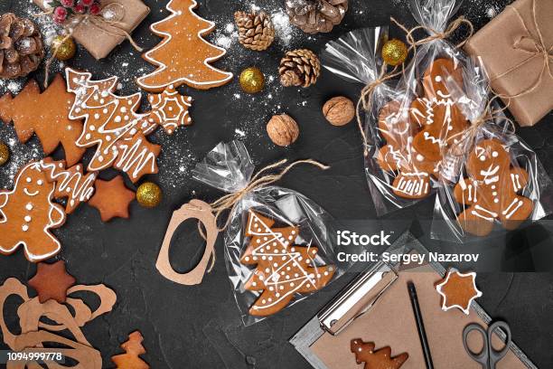 Foto de Um Biscoito De Gengibre De Natal Em Forma De Uma Árvore De Natal Em Foto de Um Biscoito De Gengibre De Natal Em Forma De Uma Árvore De Natal Em