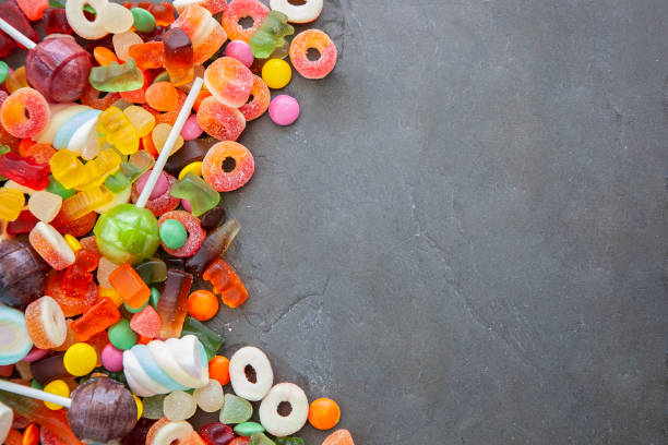 kolorowe słodycze, ramka cukierków na drewnianym tle. - stick of hard candy candy vibrant color multi colored zdjęcia i obrazy z banku zdjęć