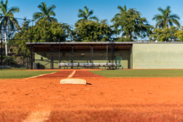 terrain de baseball - baseline base softball home base photos et images de collection