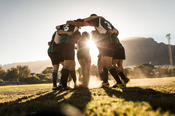 se réjouissant de victoire des joueurs de rugby - teamsport photos et images de collection