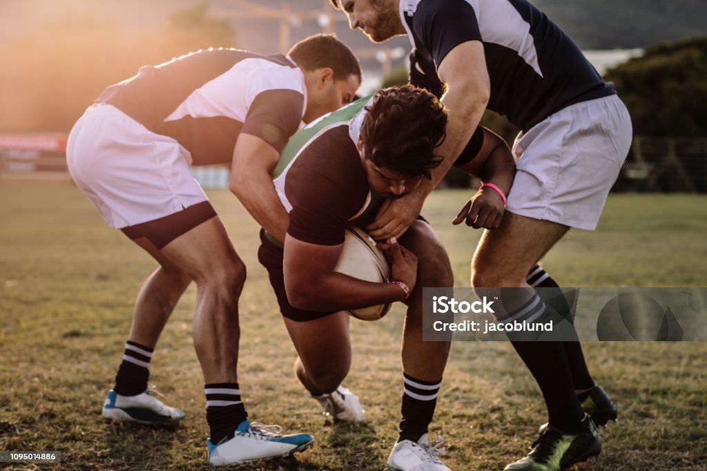 Joueurs de rugby s’efforçant d’obtenir à la balle - Photo de Rugby - Sport libre de droits